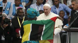 Le Pape François salue une jeune femme alors qu'il dirige une rencontre interreligieuse avec des jeunes au pavillon Maxaquene à Maputo, au Mozambique, le 5 septembre 2019. / Domaine public