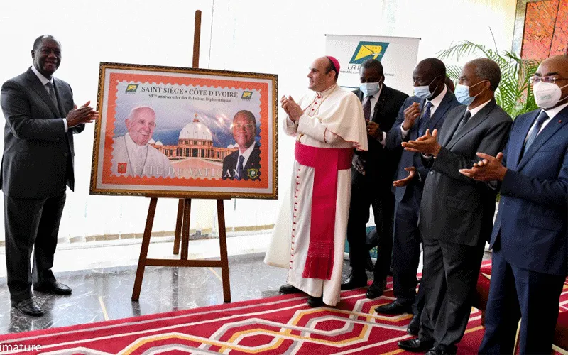 Dévoilement du timbre postal avec l'effigie du Pape François et du Président Alassane Ouattara à l'occasion du 50ème anniversaire des relations diplomatiques entre le Saint-Siège et la Côte d'Ivoire. Site de la Présidence de la République de Côte d'Ivoire