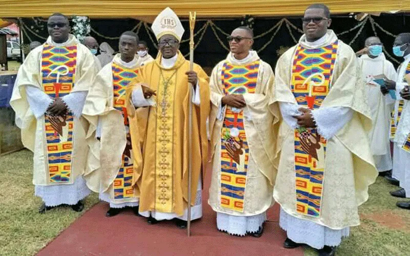 Mgr Dominic Yeboah Nyarko, évêque du diocèse de Techiman dans la région de Bono East au Ghana, avec quatre prêtres qu'il a ordonnés à Kintampo le 8 août 2020. Domaine public