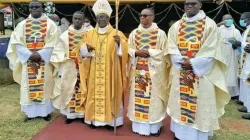Mgr Dominic Yeboah Nyarko, évêque du diocèse de Techiman dans la région de Bono East au Ghana, avec quatre prêtres qu'il a ordonnés à Kintampo le 8 août 2020. / Domaine public