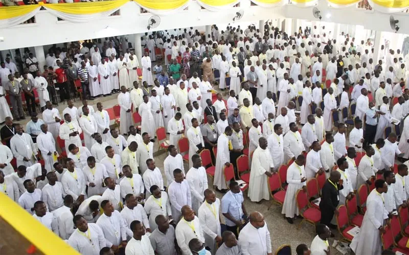 Les prêtres catholiques du Ghana lors de leur 28e congrès national et 16e congrès biennal de l'Union nationale de l'Association des prêtres diocésains catholiques du Ghana (NUGCDPA).
