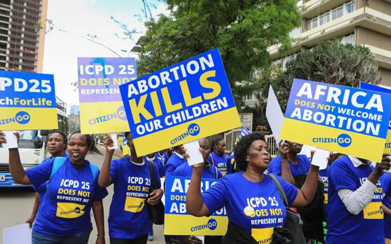 Les militants anti-avortement et pro-famille tiennent des pancartes lors d'un rassemblement de prière organisé par CitizenGo à Nairobi, le 14 novembre 2019. Domaine public