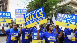 Les militants anti-avortement et pro-famille tiennent des pancartes lors d'un rassemblement de prière organisé par CitizenGo à Nairobi, le 14 novembre 2019. / Domaine public