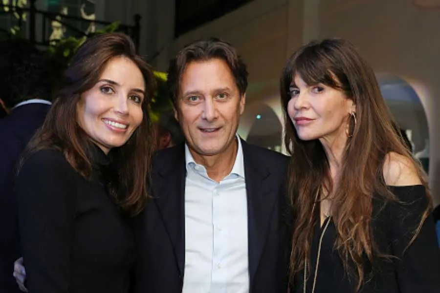 Raffaele Mincione (C) et Carla Maria Orsi Carbone (D) assistent au lancement de M Industry London and the Art Bag au 51 Berkeley Square le 3 octobre 2017 à Londres, en Angleterre. Dave Benett/Getty Images