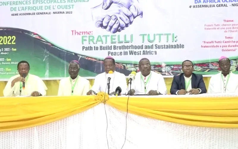 Les membres de la Conférence épiscopale régionale d'Afrique de l'Ouest (CERAO) présentent leur communiqué final aux journalistes à Abuja le 7 mai 2022. Crédit : ACI Afrique