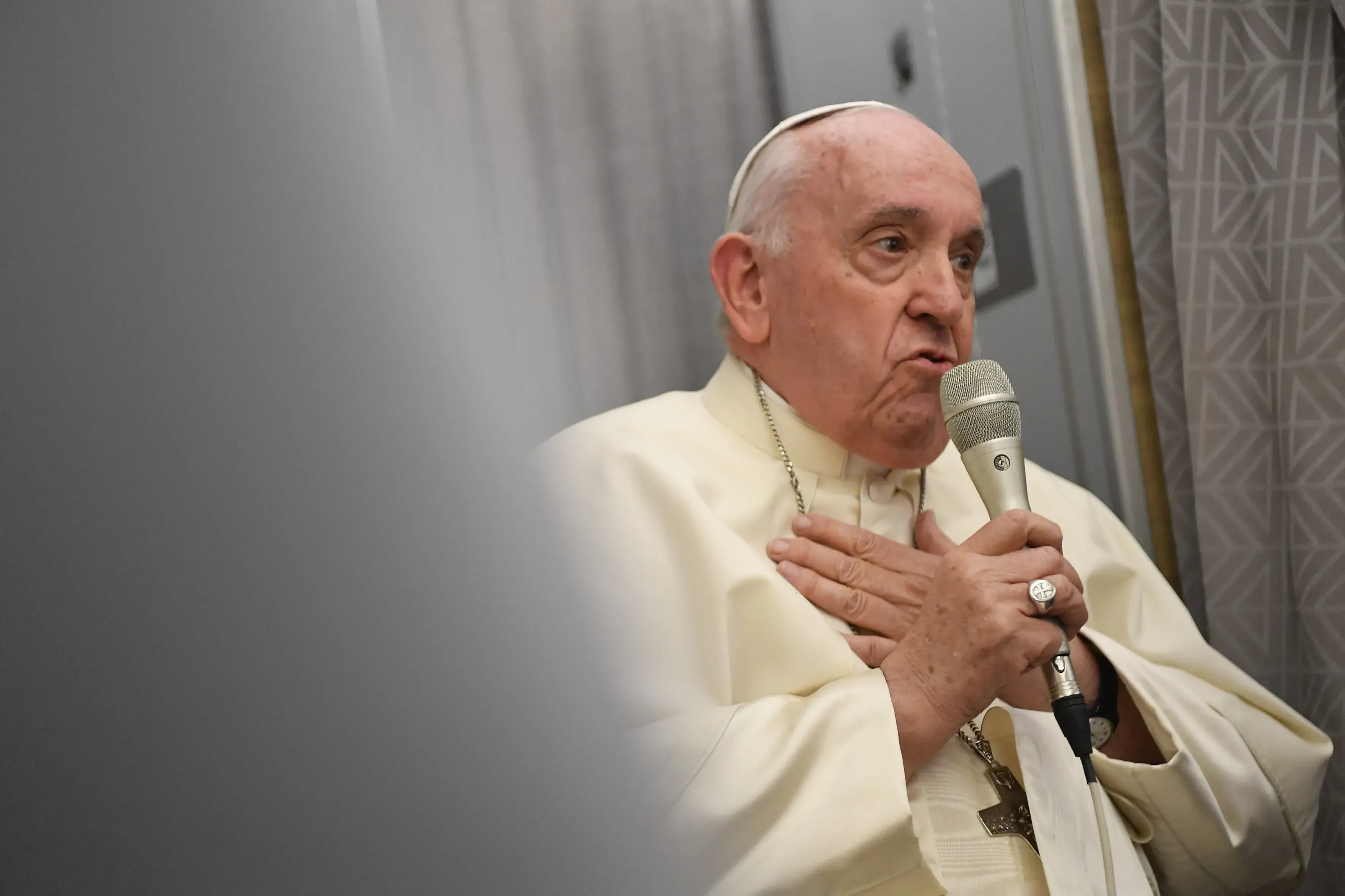 Le pape François s'adressant à des journalistes sur le vol entre le Canada et Rome, Italie, le 30 juillet 2022. Vatican Media