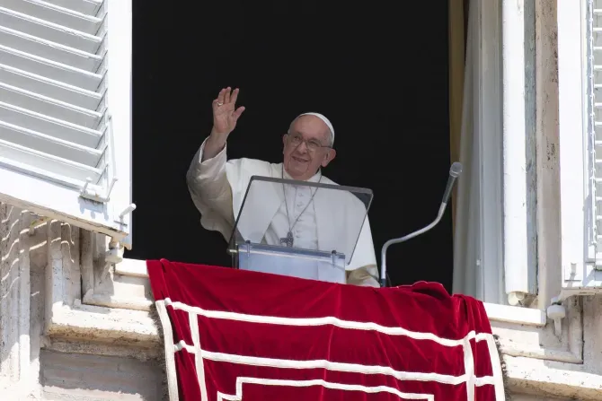 Le pape François salue depuis une fenêtre du Palais apostolique pendant son discours et sa prière de l'Angélus, le 20 août 2023. | Vatican Media.