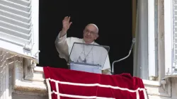 Le pape François salue depuis une fenêtre du Palais apostolique pendant son discours et sa prière de l'Angélus, le 20 août 2023. | Vatican Media. / 