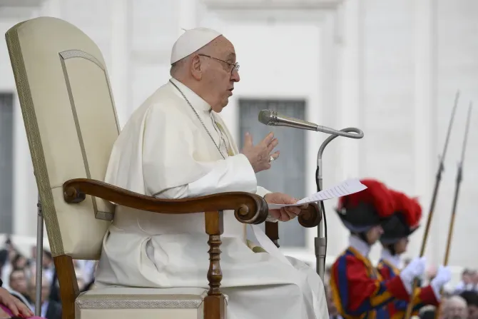 Le pape François s'adresse aux pèlerins sur la place Saint-Pierre lors de l'audience générale du mercredi 15 novembre 2023. | Crédit : Vatican Media