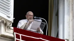 Le pape François délivre son message de l'Angélus du dimanche à environ 20 000 fidèles sur la place Saint-Pierre au Vatican, le 22 octobre 2023. | Crédit : Vatican Media / 