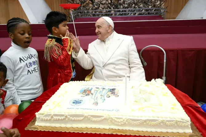 Le pape François célèbre son anniversaire le 17 décembre 2023, en compagnie d'enfants et de familles aidés par le Dispensaire pédiatrique Santa Marta du Vatican. | Crédit : Vatican Media