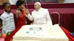 Le pape François célèbre son anniversaire le 17 décembre 2023, en compagnie d'enfants et de familles aidés par le Dispensaire pédiatrique Santa Marta du Vatican. | Crédit : Vatican Media / 