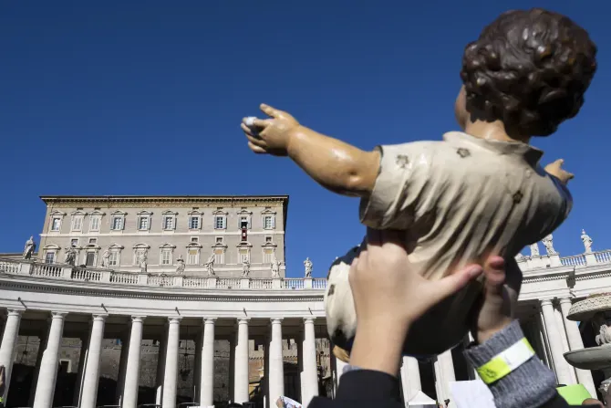 Un membre de la foule sur la place Saint-Pierre brandit un bébé Jésus pour qu'il soit béni par le pape François lors de l'Angélus du dimanche, le 17 décembre 2023. | Crédit : Vatican Media / 