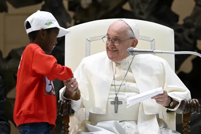 Le pape François serre la main de l'un des quelque 7 000 enfants venus du monde entier dans la salle Paul VI du Vatican, le 6 novembre 2023, lors d'un événement parrainé par le Dicastère pour la culture et l'éducation sur le thème "Apprenons des garçons et des filles". | Crédit : Vatican Media