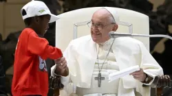 Le pape François serre la main de l'un des quelque 7 000 enfants venus du monde entier dans la salle Paul VI du Vatican, le 6 novembre 2023, lors d'un événement parrainé par le Dicastère pour la culture et l'éducation sur le thème "Apprenons des garçons et des filles". | Crédit : Vatican Media / 