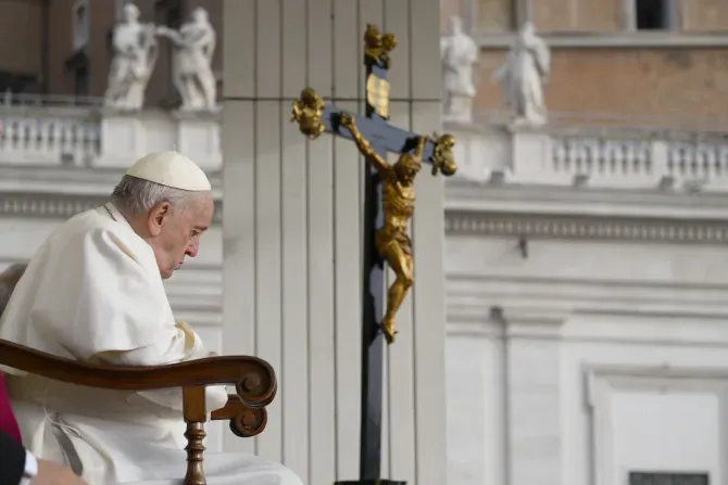 Le pape François prie devant un crucifix lors de l'audience générale du 26 octobre 2022. | Vatican Media / 