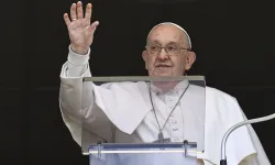 Le pape François salue la foule rassemblée sur la place Saint-Pierre, le 5 mai 2024. / 