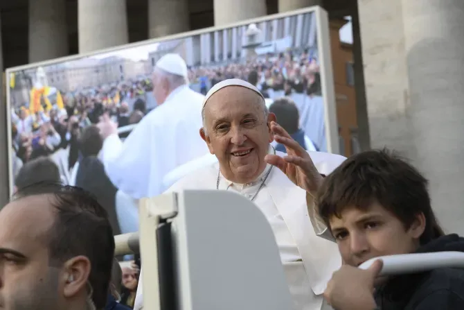 Le pape François salue les pèlerins lors de l'audience générale sur la place Saint-Pierre au Vatican, le 18 octobre 2023. | Crédit : Vatican Media / 