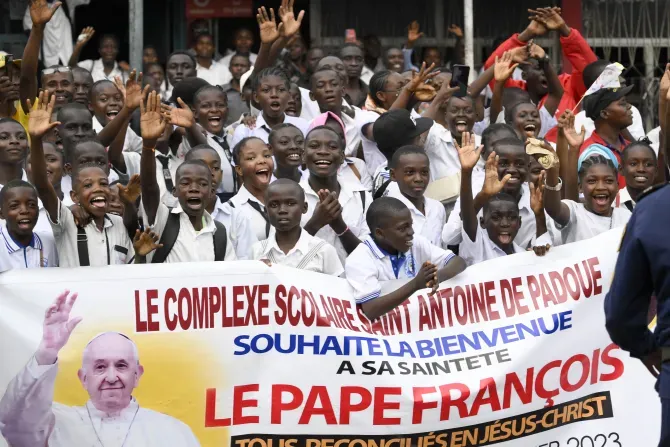 Le pape François est arrivé en République démocratique du Congo le 31 janvier 2023. Les rues de l'aéroport de N'Dolo, à cinq miles de la résidence présidentielle, étaient bordées de milliers d'habitants qui applaudissaient et brandissaient des drapeaux. | Crédit : Vatican Media