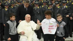 Le pape François salue les pèlerins et pose pour des photos à la fin de son audience générale, le 29 novembre 2023. | Vatican Media / 