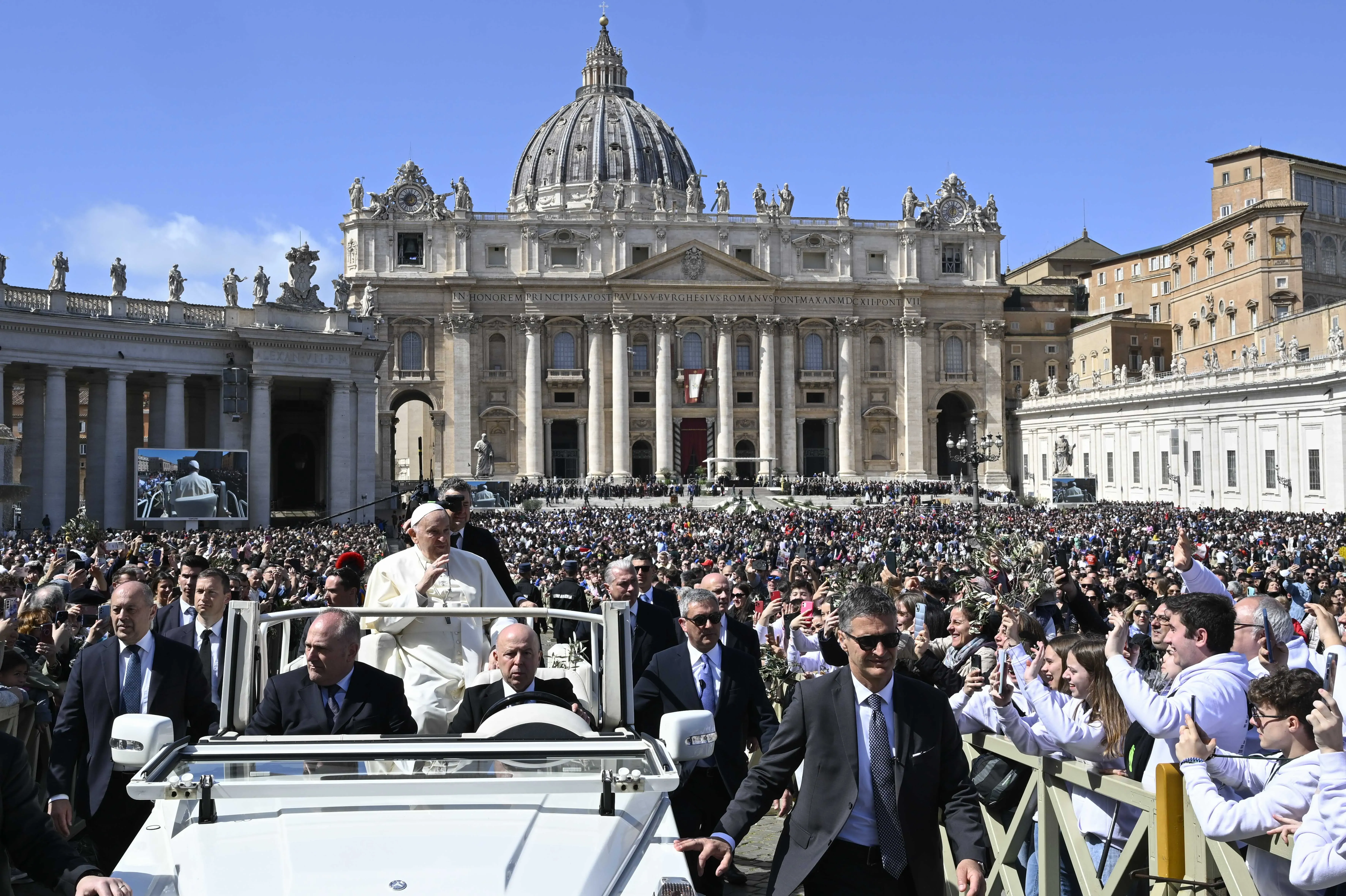 Le pape François lors de la messe du dimanche des Rameaux sur la place Saint-Pierre, le 24 mars 2024.
