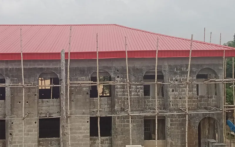 Toit de la nouvelle église catholique St. John Bosco, dans le diocèse catholique d'Ondo au Nigeria, qui a été financée par les Missions salésiennes. Missions salésiennes