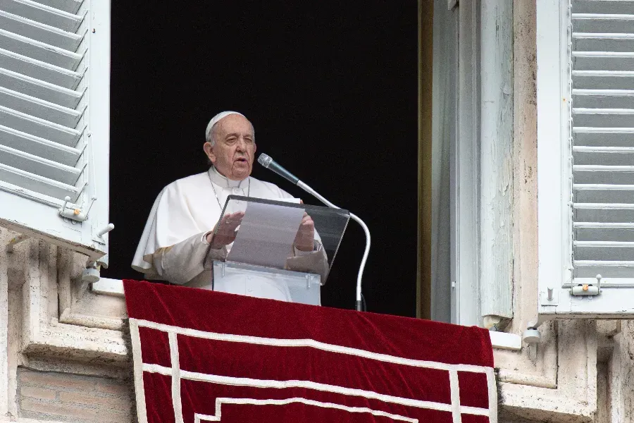 Le pape François prononce son discours de l'Angelus au Vatican, le 27 février 2022. Vatican Media.