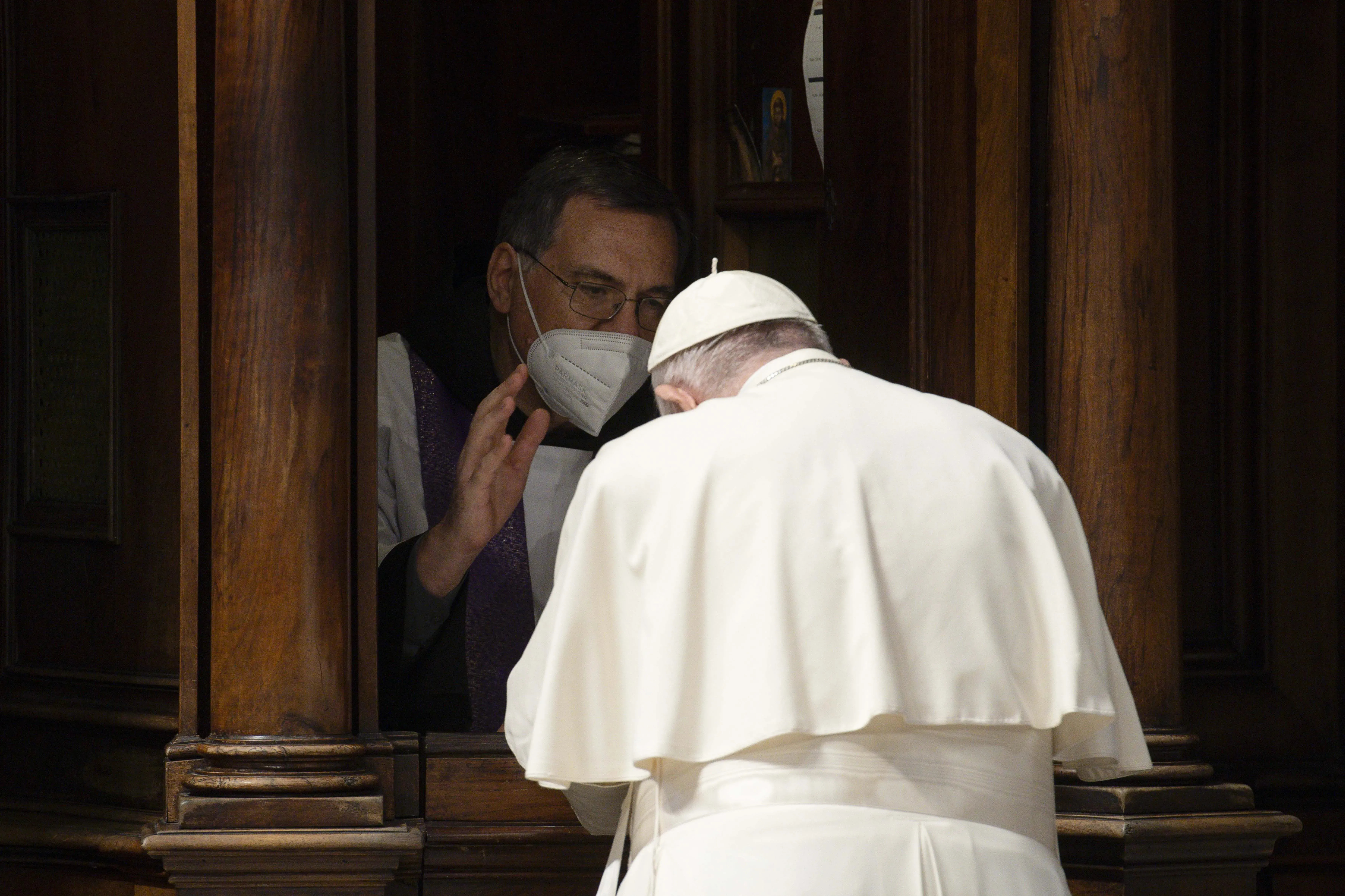 Le pape François se confesse lors d'un service de pénitence dans la basilique Saint-Pierre, le 25 mars 2022. Vatican Media.