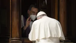 Le pape François se confesse lors d'un service de pénitence dans la basilique Saint-Pierre, le 25 mars 2022. Vatican Media. / 