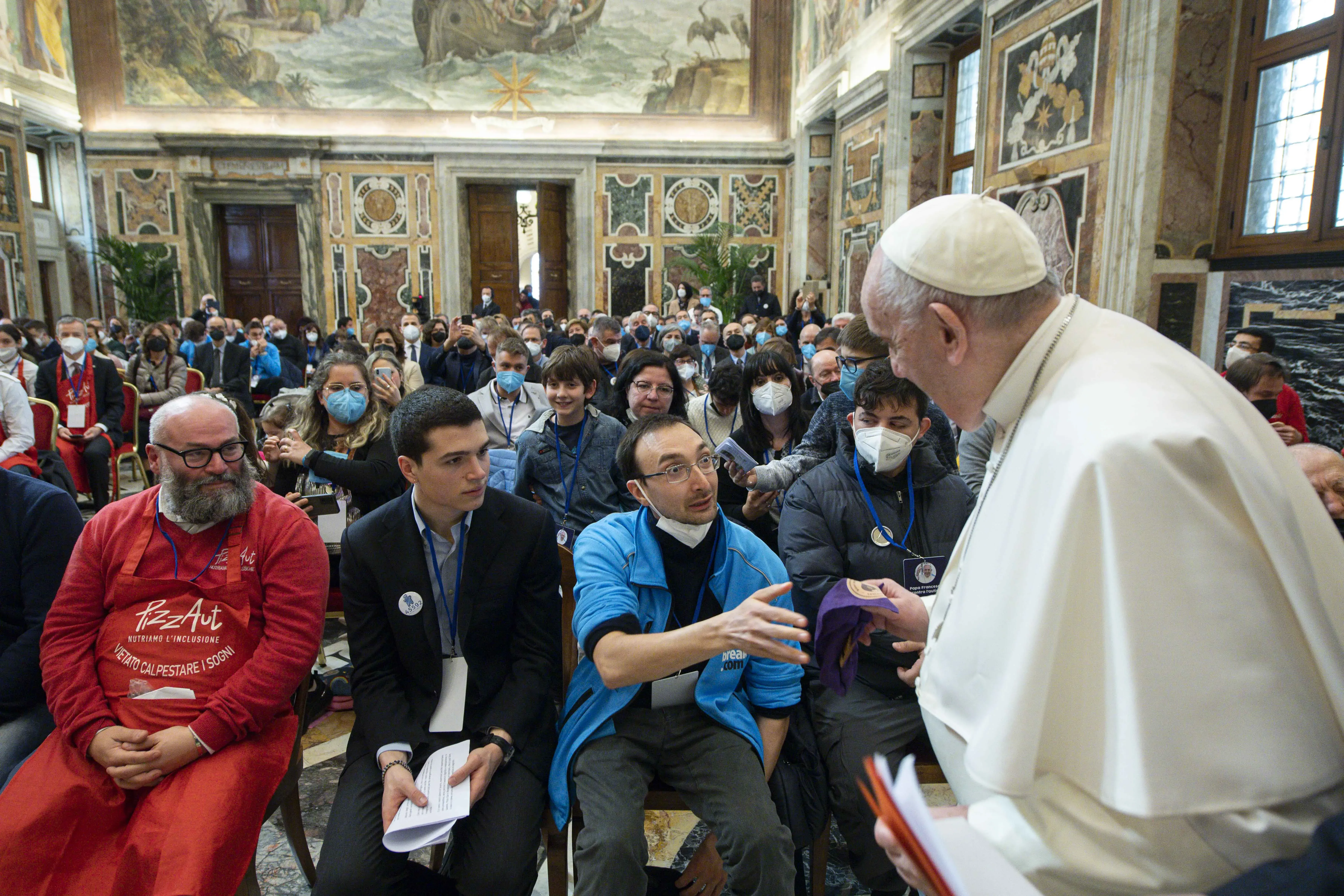 Le pape François a rencontré la Fondation italienne pour l'autisme dans la salle Clémentine du Vatican le 1er avril 2022. Vatican Media