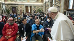 Le pape François a rencontré la Fondation italienne pour l'autisme dans la salle Clémentine du Vatican le 1er avril 2022. Vatican Media / 