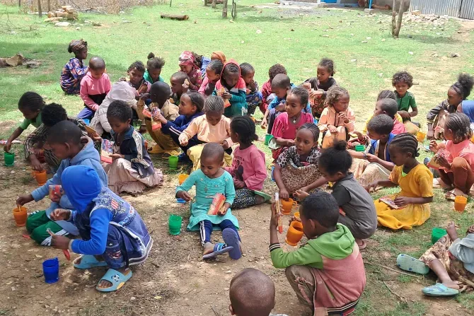 Des écoliers de Tigray, en Ethiopie, mangent des biscuits et du thé fournis par Mary's Meals. | Copyright Mary's Meals / 