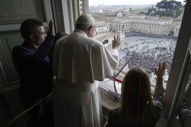 Le Pape François a invité les jeunes du Portugal à le rejoindre dans la fenêtre du Palais Apostolique pour l'annonce des Journées Mondiales de la Jeunesse en octobre 2022. | Vatican Media