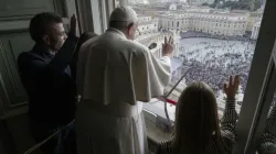 Le Pape François a invité les jeunes du Portugal à le rejoindre dans la fenêtre du Palais Apostolique pour l'annonce des Journées Mondiales de la Jeunesse en octobre 2022. | Vatican Media / 