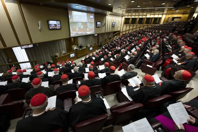 Le consistoire extraordinaire des cardinaux se réunit dans la salle du Synode du Vatican, le 29 août 2022. | Crédit : Vatican Media