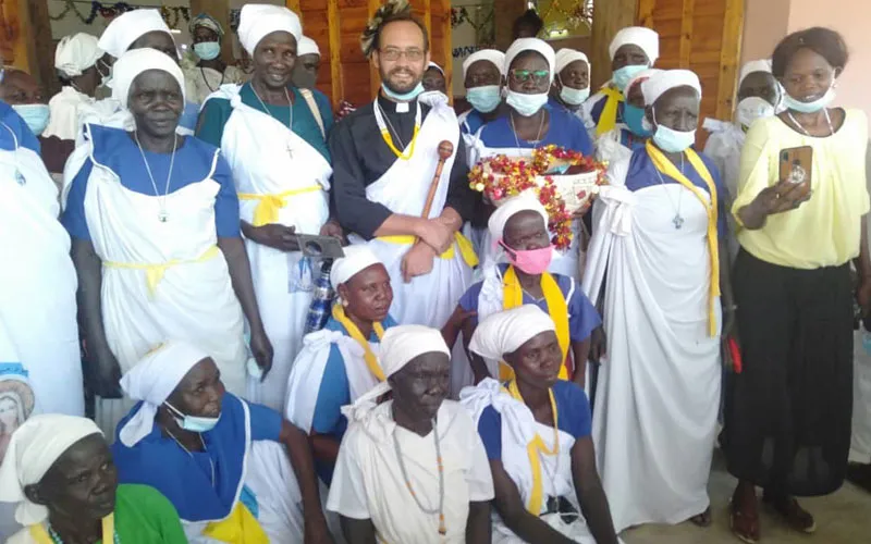 L'évêque élu Mgr Christian Carlassare au milieu de certains membres de la Légion de Marie dans le diocèse de Malakal, au Soudan du Sud, le 19 mars 2021.