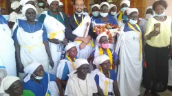 L'évêque élu Mgr Christian Carlassare au milieu de certains membres de la Légion de Marie dans le diocèse de Malakal, au Soudan du Sud, le 19 mars 2021. / 