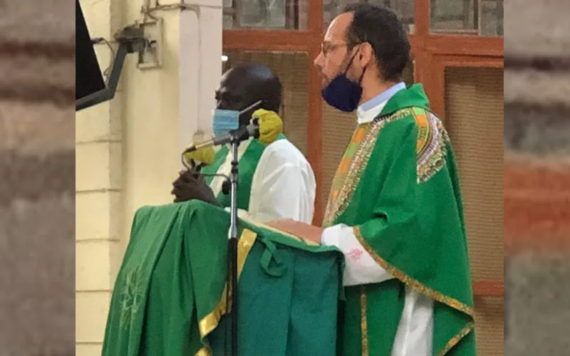 L'évêque élu du diocèse de Rumbek au Soudan du Sud, Mgr Christian Carlassare, pendant la messe avec les natifs du diocèse de Rumbek résidant à Nairobi, le dimanche 27 juin 2021.