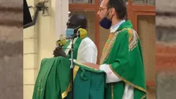 L'évêque élu du diocèse de Rumbek au Soudan du Sud, Mgr Christian Carlassare, pendant la messe avec les natifs du diocèse de Rumbek résidant à Nairobi, le dimanche 27 juin 2021. / 