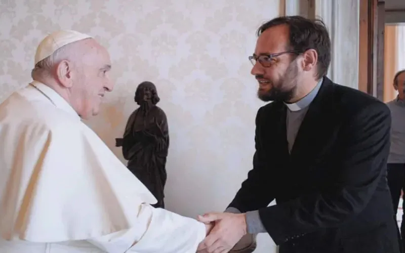 Le Pape François avec Mgr Christian Carlassare à Rome. Crédit : Vatican Media