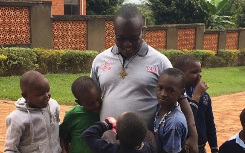 Le frère salésien Hubert Twagirayezu avec certains des enfants des rues soutenus par les salésiens au Rwanda. Crédit : Agenzia Info Salesiana (ANS)
