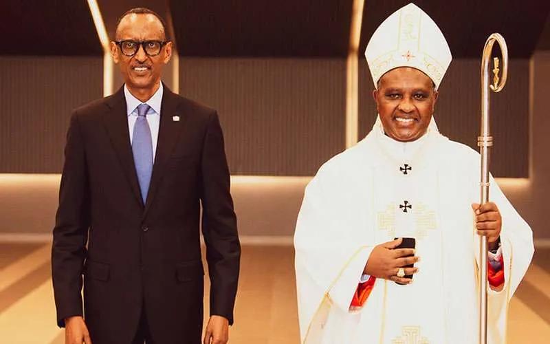 Le président Paul Kagame et le cardinal Antoine Kambanda lors de la messe d'action de grâce célébrée à Kigali le dimanche 6 décembre.