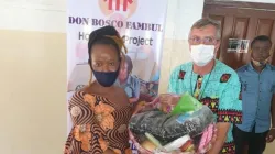 Les jeunes femmes reçoivent des kits de démarrage d'emploi en Sierra Leone après avoir suivi une formation en couture, tourisme, restauration et coiffure. / Salésiens de Don Bosco (SDB)
