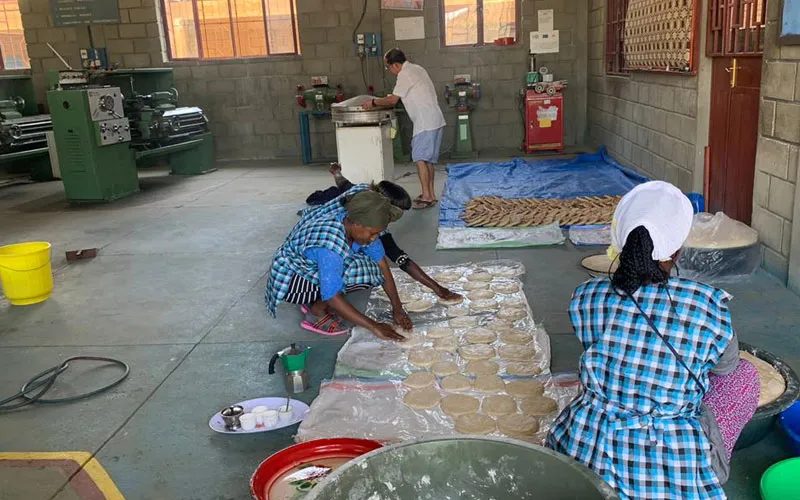 Les membres des SDB, les Missionnaires de la Charité et les Sœurs Salésiennes de la région d'Adwa, dans le Tigré, fabriquent du pain pour les personnes déplacées de la région. Agenzia Info Salesiana (ANS)