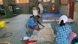 Les membres des SDB, les Missionnaires de la Charité et les Sœurs Salésiennes de la région d'Adwa, dans le Tigré, fabriquent du pain pour les personnes déplacées de la région. / Agenzia Info Salesiana (ANS)