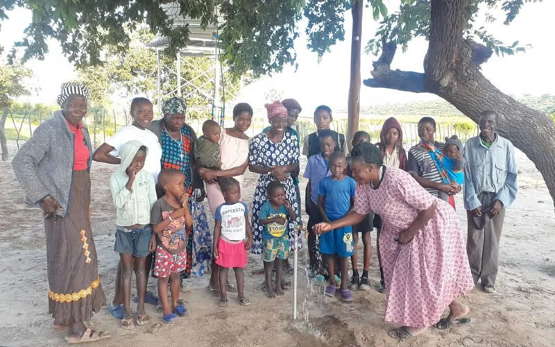 Les habitants du village de Ngwa-ngwa, près de Rundu, en Namibie, ont accès à de l'eau propre grâce au financement des missions salésiennes. Crédit : Salesian Missions