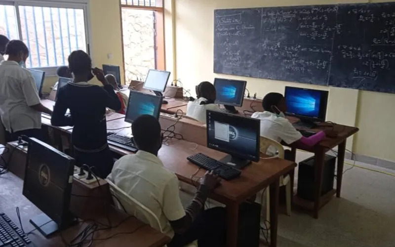 Les étudiants apprennent l'informatique avec des équipements supplémentaires au Collège Don Bosco Mimboman à Yaoundé, au Cameroun. Crédit : Missions salésiennes
