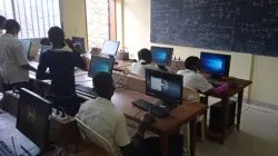 Les étudiants apprennent l'informatique avec des équipements supplémentaires au Collège Don Bosco Mimboman à Yaoundé, au Cameroun. Crédit : Missions salésiennes / 