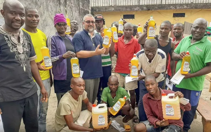 Les prisonniers de la prison d'Ebolowa apprennent à fabriquer du savon liquide grâce à Don Bosco et aux Salésiens. Crédit : Missions salésiennes