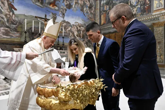 Le pape François a baptisé 13 bébés dans la chapelle Sixtine le 8 janvier 2023. | Vatican Media / 